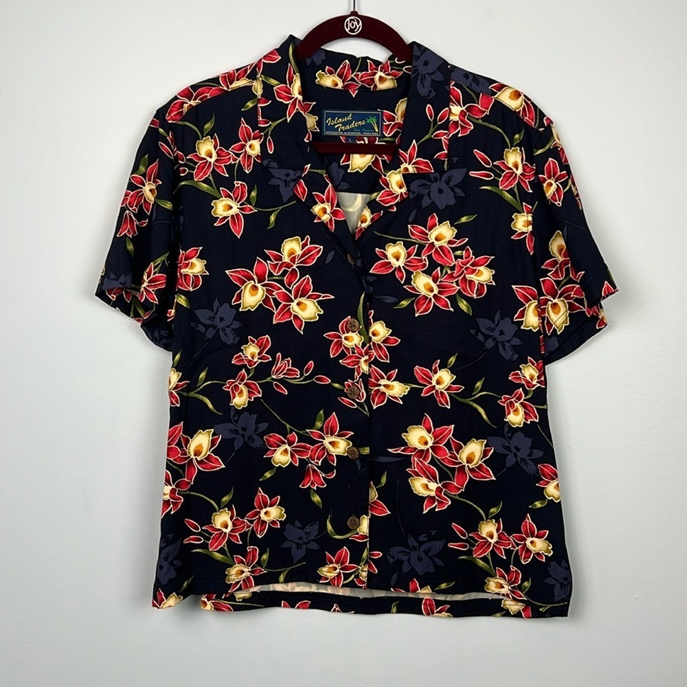 Island Traders large button down tropical Hawaiian women’s wood button top